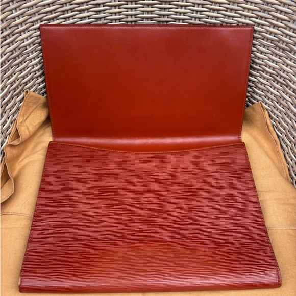 Authentic Louis Vuitton vintage 1990s unisex Brown Epi leather pochette amberop - Picture 4 of 16